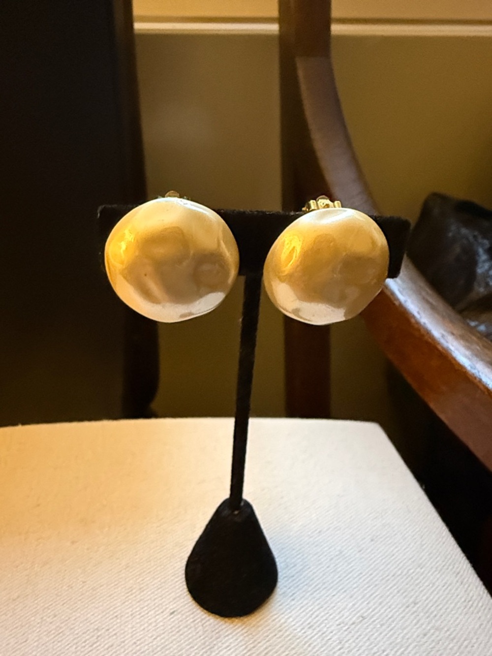 Carolee Vintage Clip on Earrings with Large Domed Faux Baroque Pearl. Circa 80’s - Picture 4 of 6